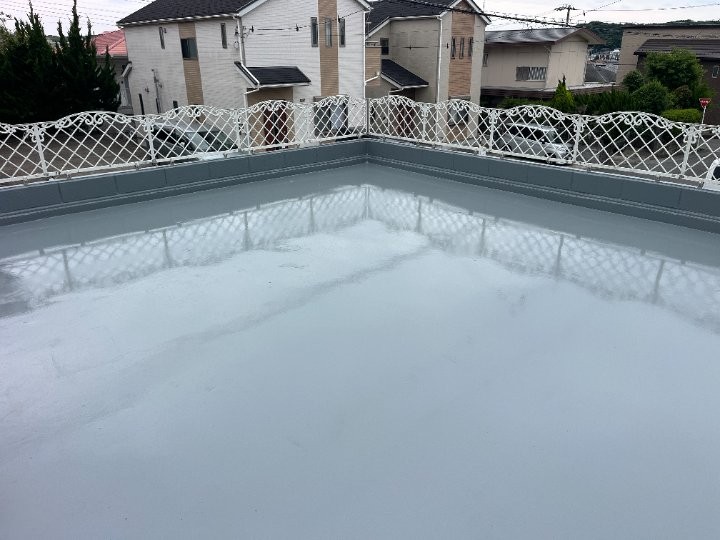 木更津市清見台にて色褪せや剥がれが見られた屋上に防水トップコートを塗り替えて保護機能を回復